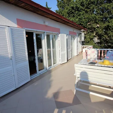 House Barbara Nyaraló